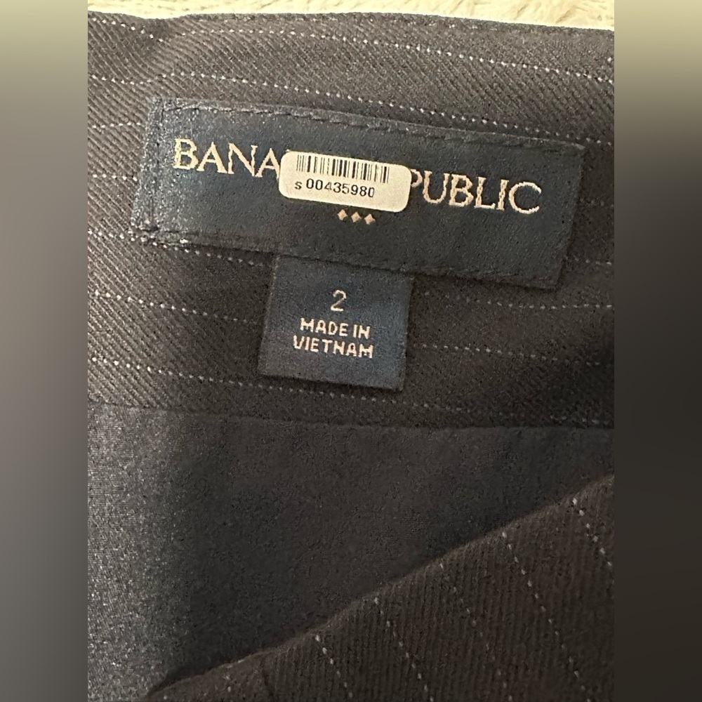 Banana Republic Black Pinstripe Mini Skirt Size 2P - Picture 6 of 10